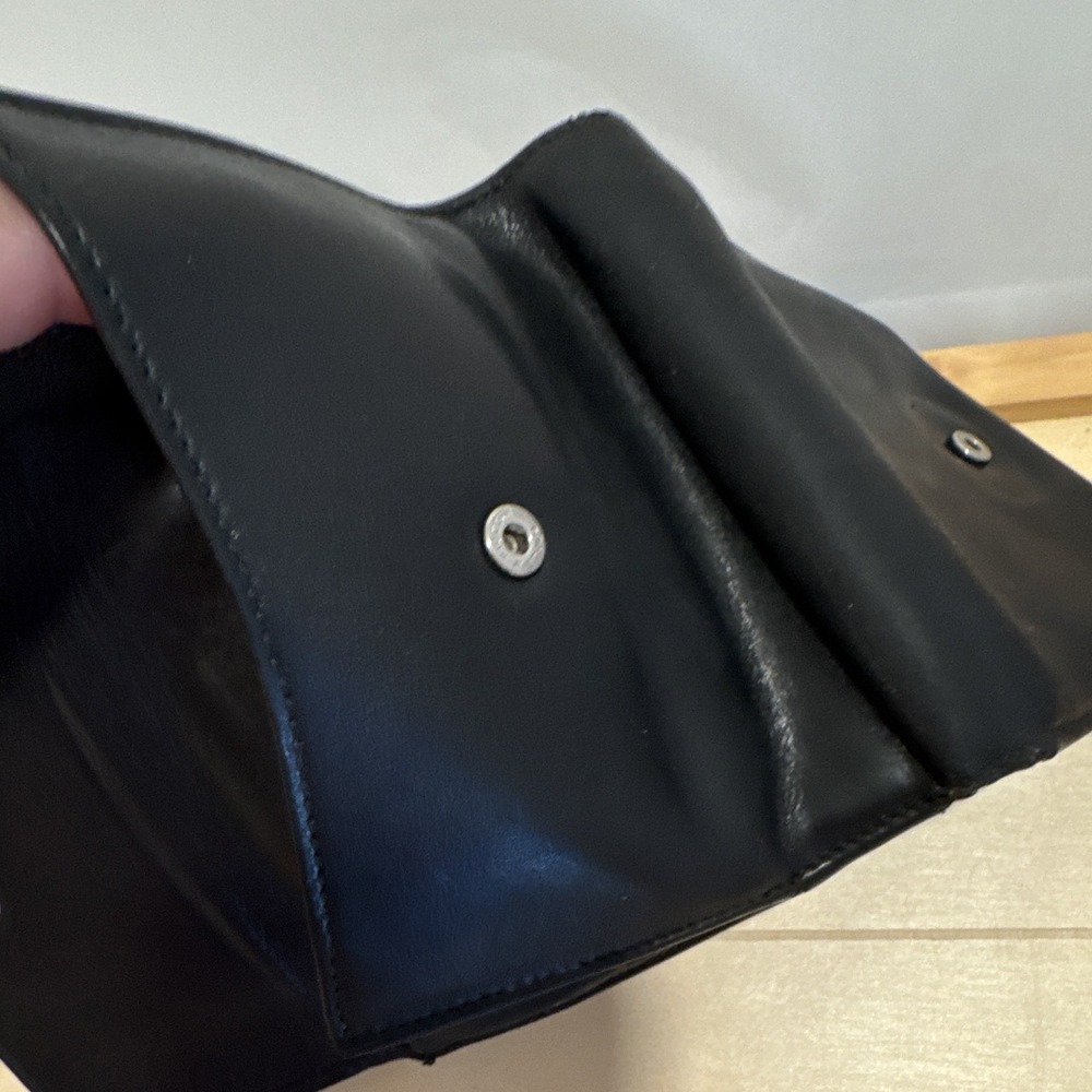 Gucci Black Snap Wallet w/ Logo Hardware, Coin Pocket & Credit Card Slots - Picture 11 of 16